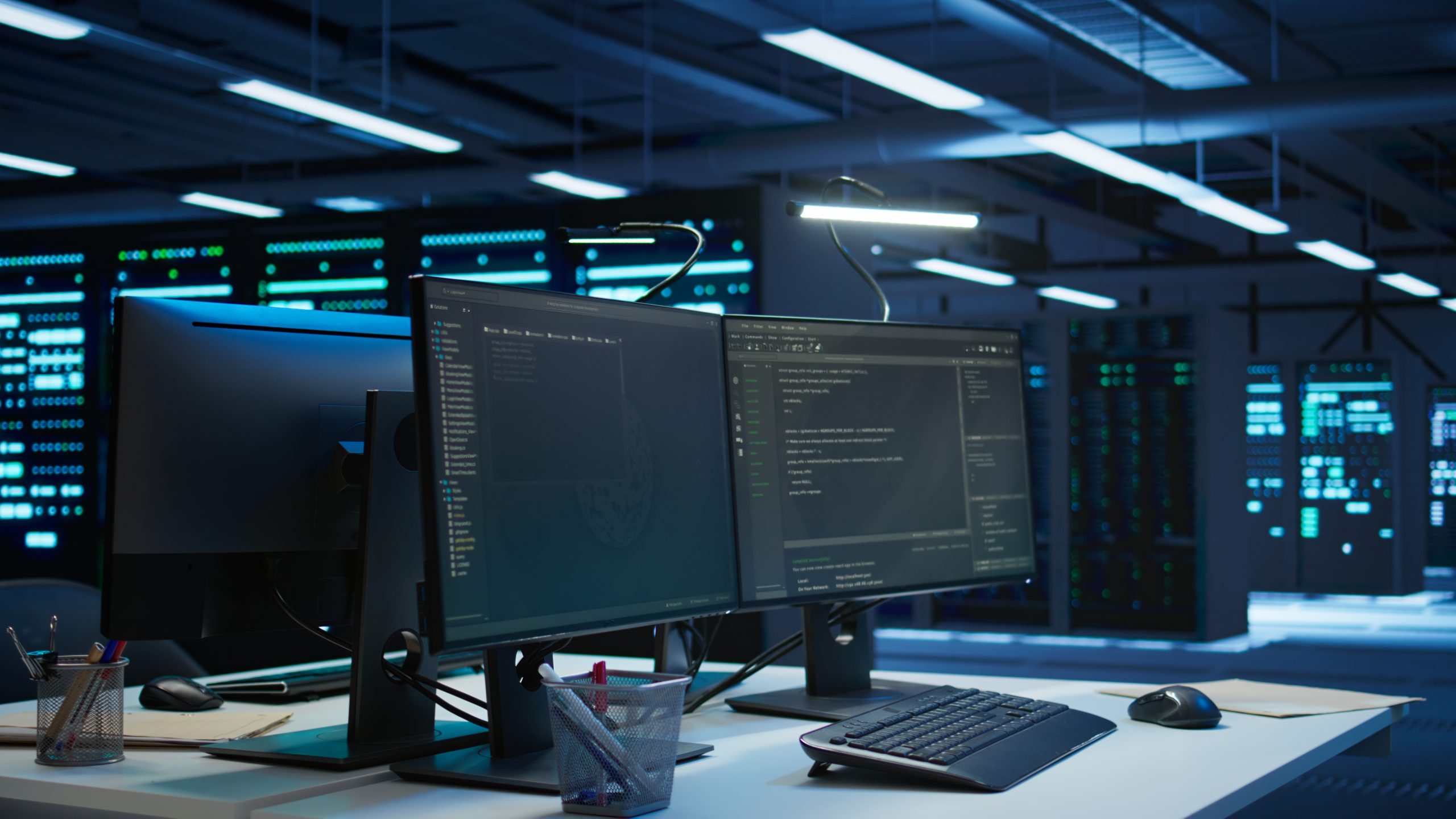 Multi-monitor setup u data centru za monitoring i bezbednost